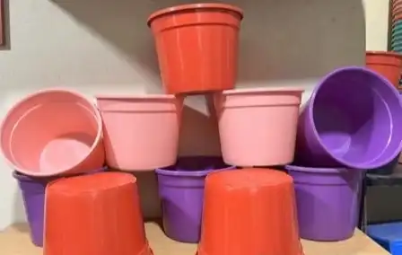 Macetas plásticas rosa, naranja y violeta del Combo Nro 15