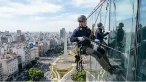 Limpiavidrios trabajando en altura