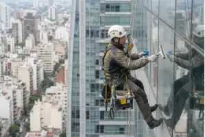 Silletero suspendido trabajando en altura